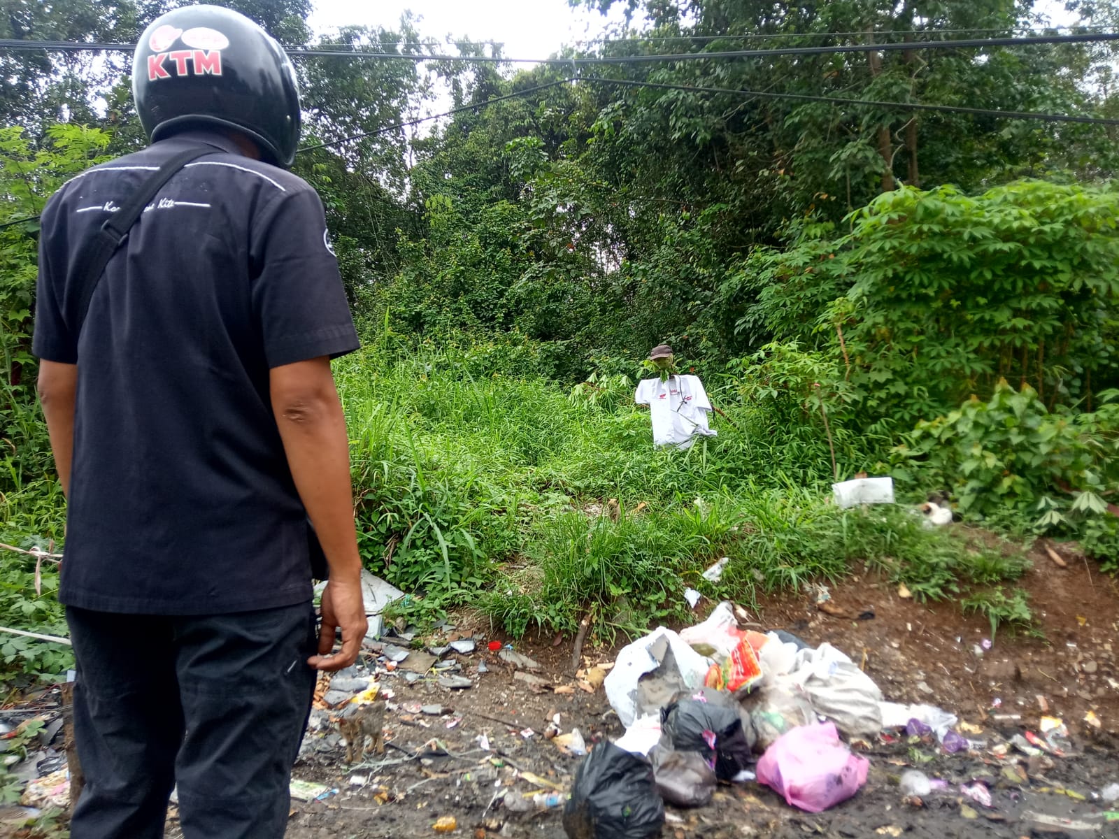 Ada Sosok Penunggu di TPS Desa Manggul, Warga Masih Buang Sampah Sembarangan. Ini Penampakannya.