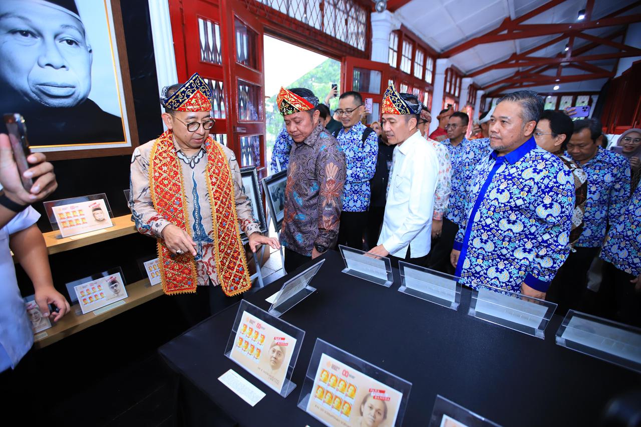 Fadli Zon Minta Perangko Tetap Dilestarikan Sebagai Bagian Warisan Budaya Nasional