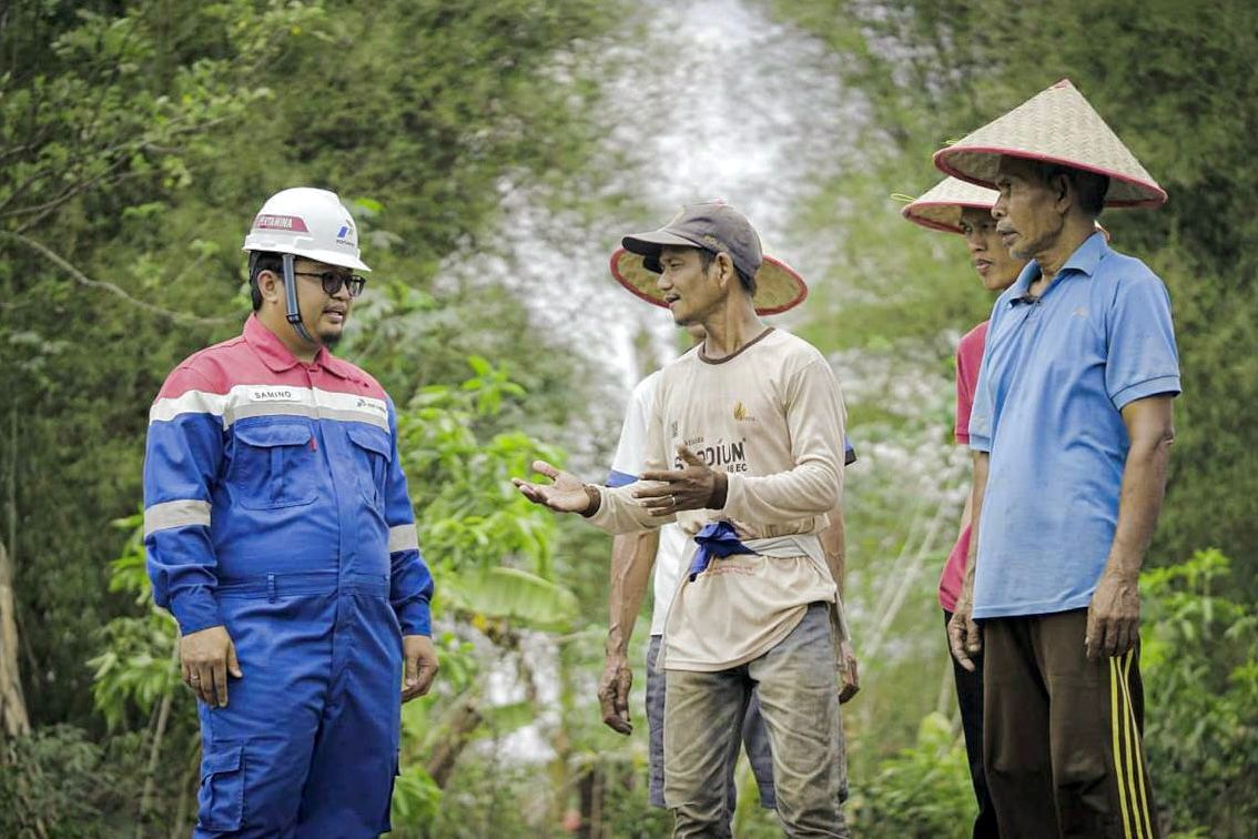 Pertamina Patra Niaga Regional Sumbagsel Berdayakan Purnadi Pimpin Transformasi Pertanian di Desa Pulau Semamb