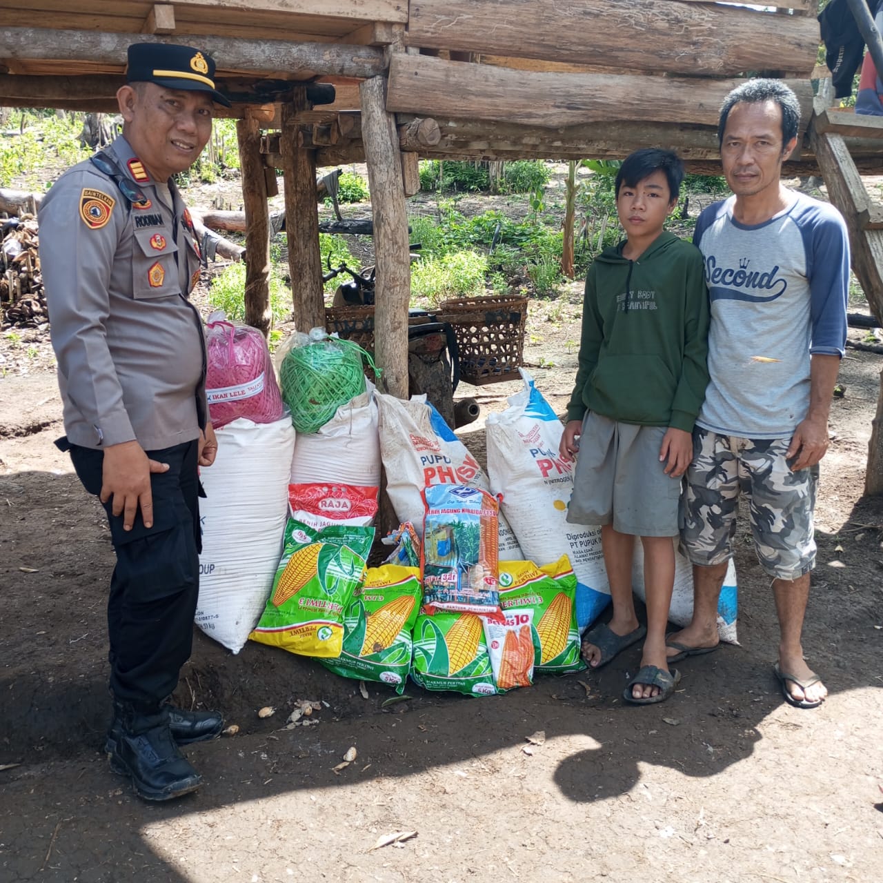 Polsek Lubuk Linggau Timur Berikan Bantuan Bibit Jagung dan Pupuk