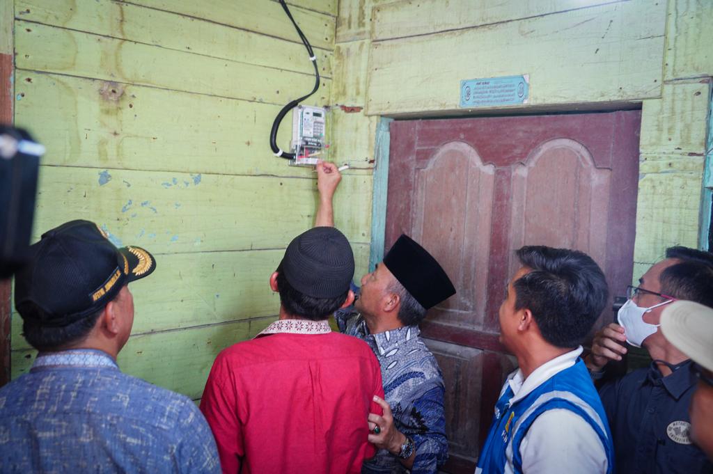 Puluhan Tahun Tidak Nikmati Listrik, Pj Bupati Lakukan Ini Bagi Warga Tebing Indah