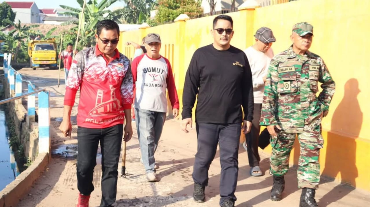 Partisipasi Aktif Camat Kemuning dalam Gerakan Menanam Buah dan Bersih Sungai Bayas