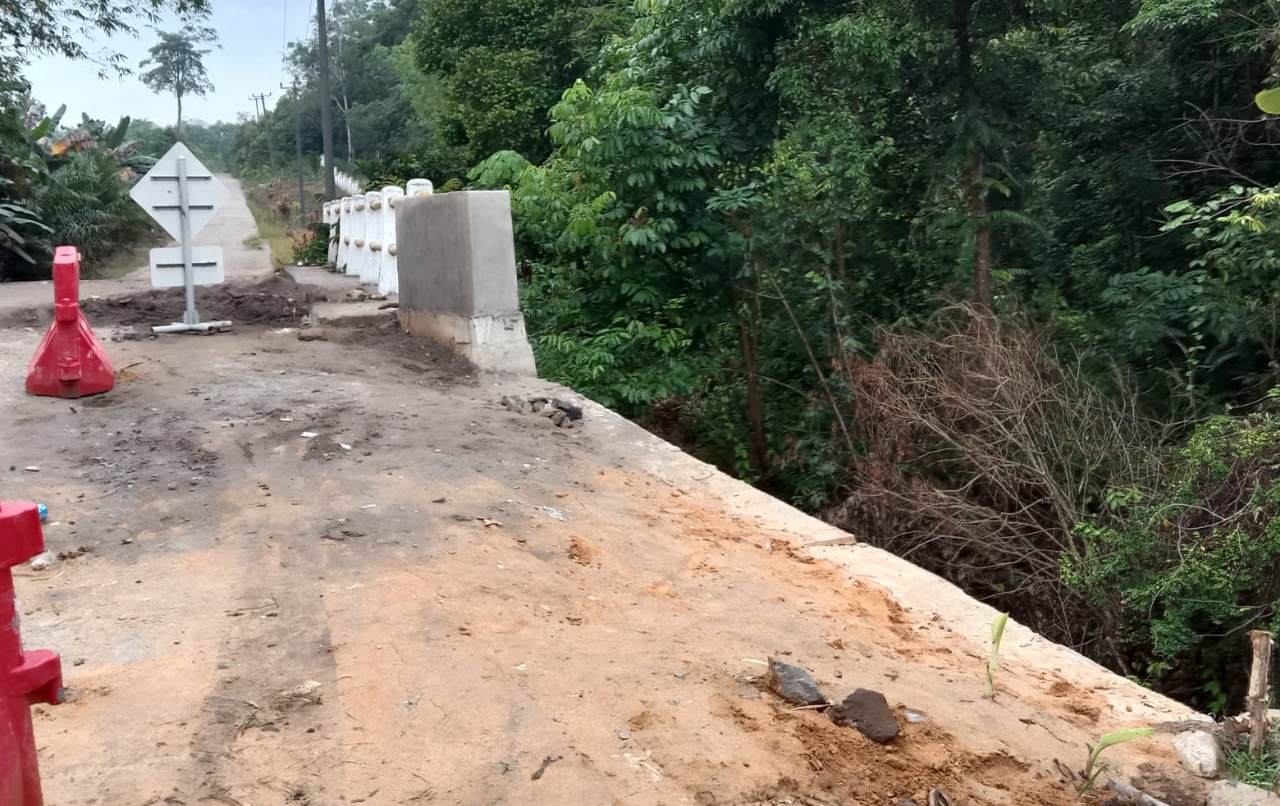 Respon Cepat Dinas PUPR Muba Perbaiki Jembatan Longsor di Desa Sialang Agung