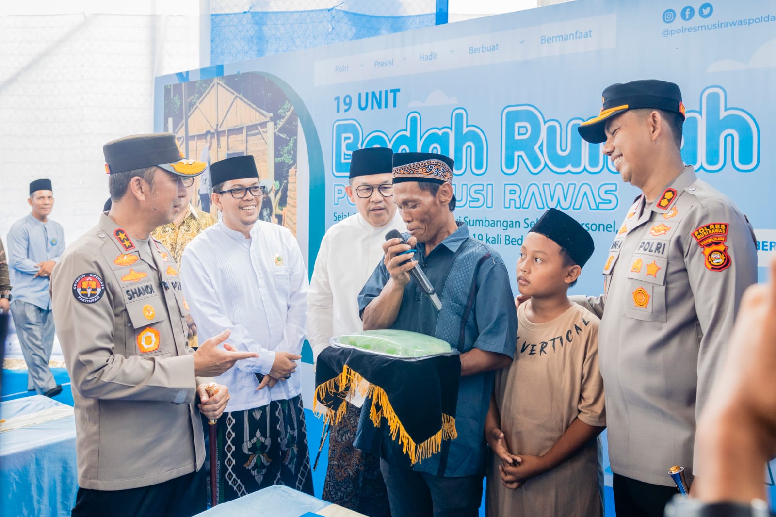 Kapolda Sumsel Terima Hadiah Gethuk Buatan Warga Korban Kebakaran