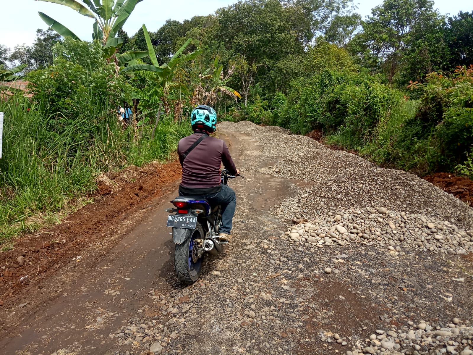  Jalan 1,5 Km ke 3 Desa di GUmay Ulu Dilakukan Pengerasan