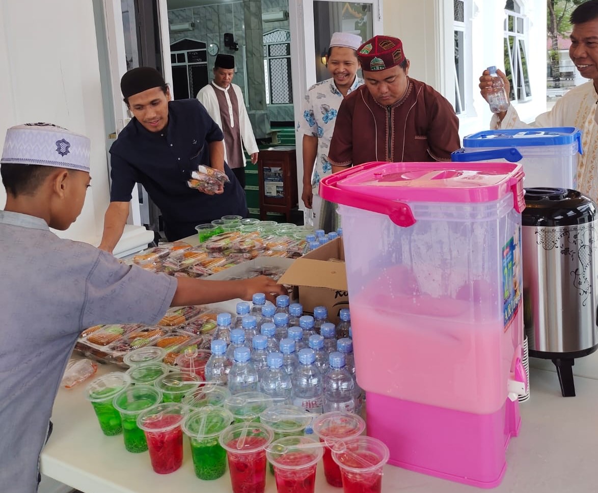 Selama Ramadan, Masyarakat Umum Juga Boleh Ambil Takjil di Masjid Agung Solihin Kayuagung