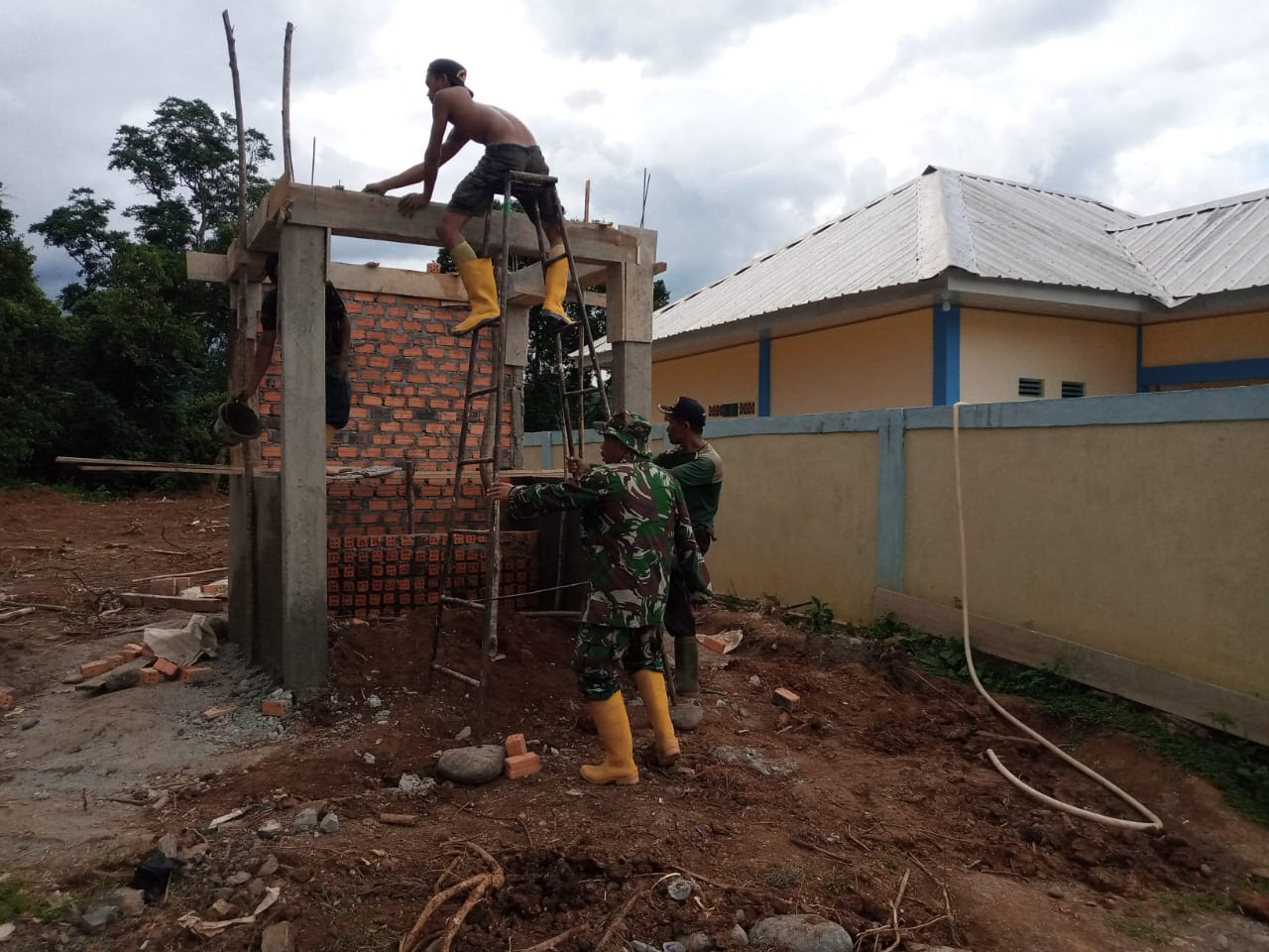 Pembangunan Poskamling Masuk Tahap Cor Beton Pondasi Atas