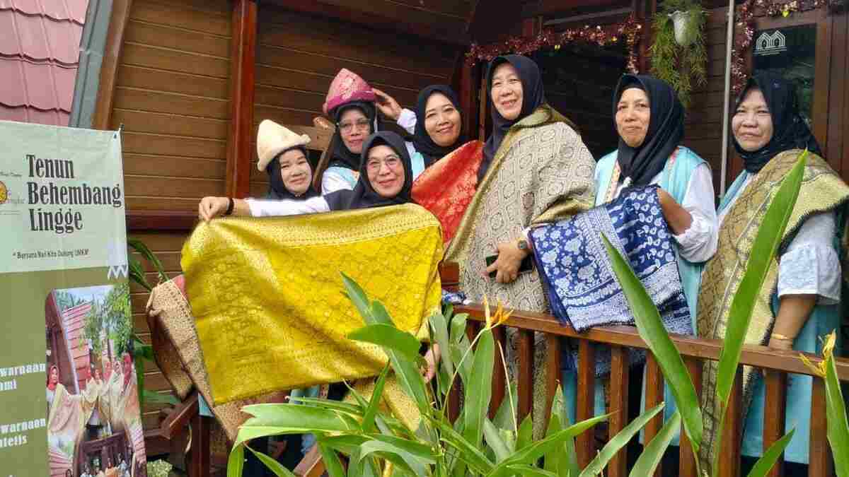 PT Bukit Asam Tbk (PTBA) Berdayakan Para Ibu Rumah Tangga Lewat Kerajinan Songket Behembang Lingge 