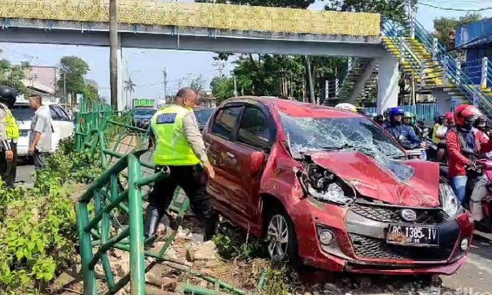 4 Mobil Ringsek Dalam Kecelakaan Beruntun Didepan SMAN 3 Palembang, Begini Kronologinya