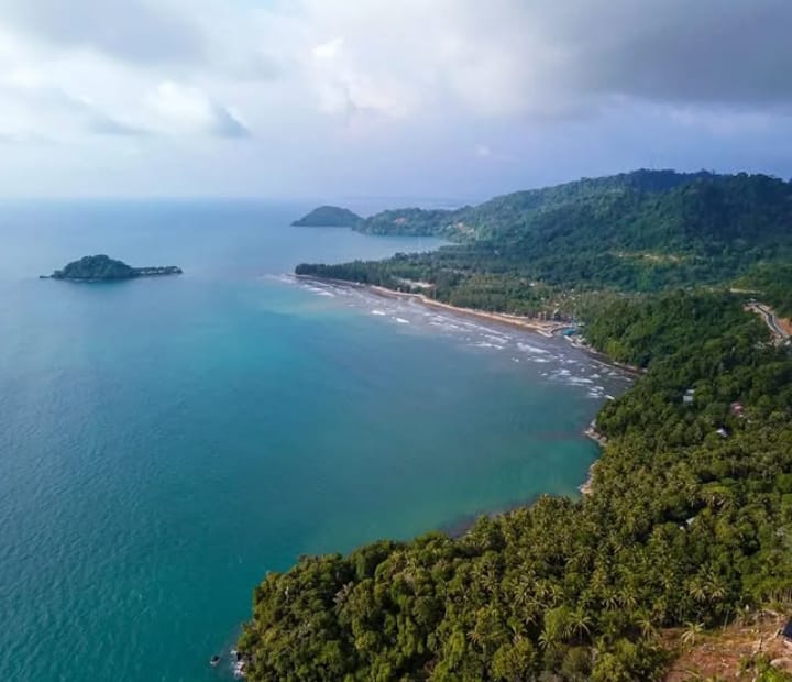 Liburan di Padang? Ini Rekomendasi 6 Pantai yang Bisa Kamu Datangi Bareng Keluarga Tercinta Pada Nataru Nanti!