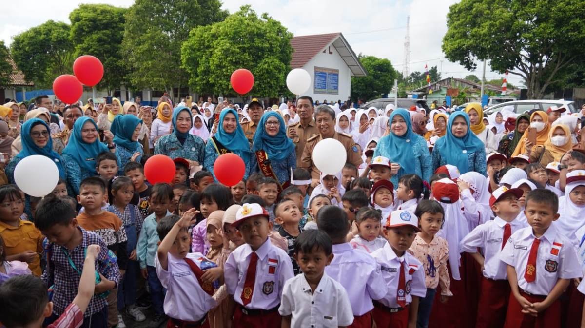 SERENTAK! Sekolah di OKI Kenalkan Siswa Baru dengan Lingkungan