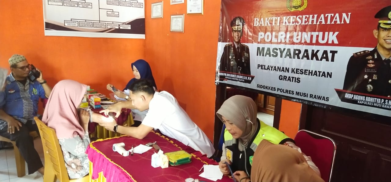 Si Dokkes Polres Musi Rawas Terima Pelayanan Kesehatan Gratis di Desa Q2 Wonorejo