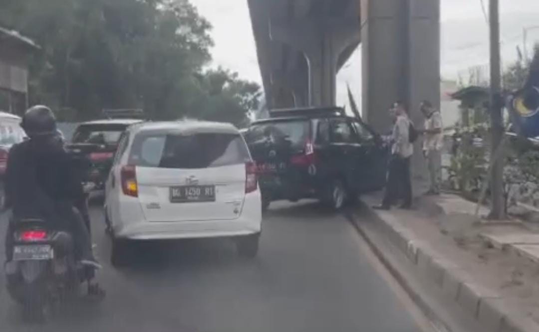 BREAKING NEWS: Minibus Tabrak Tiang LRT Palembang, Lokasinya di Depan RS Myria