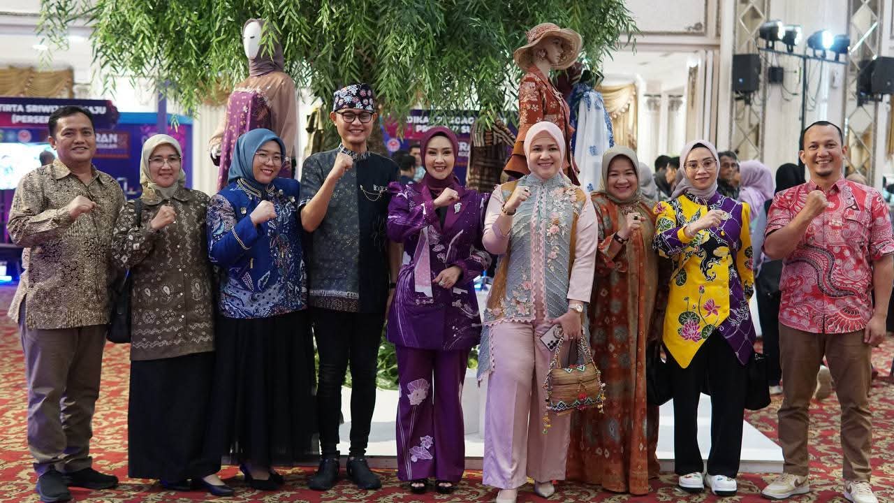 Ketua Dekranasda Kota Lubuk Linggau Raih Penghargaan Kriya Sriwijaya Fashion Parade