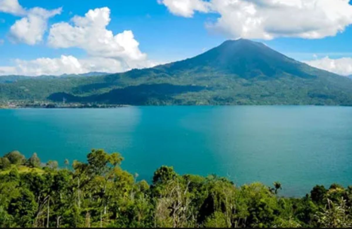 Jaraknya 331 KM dari Palembang, Danau Eksotis di Sumatera Selatan Ini Luasnya Bikin Turis Heran