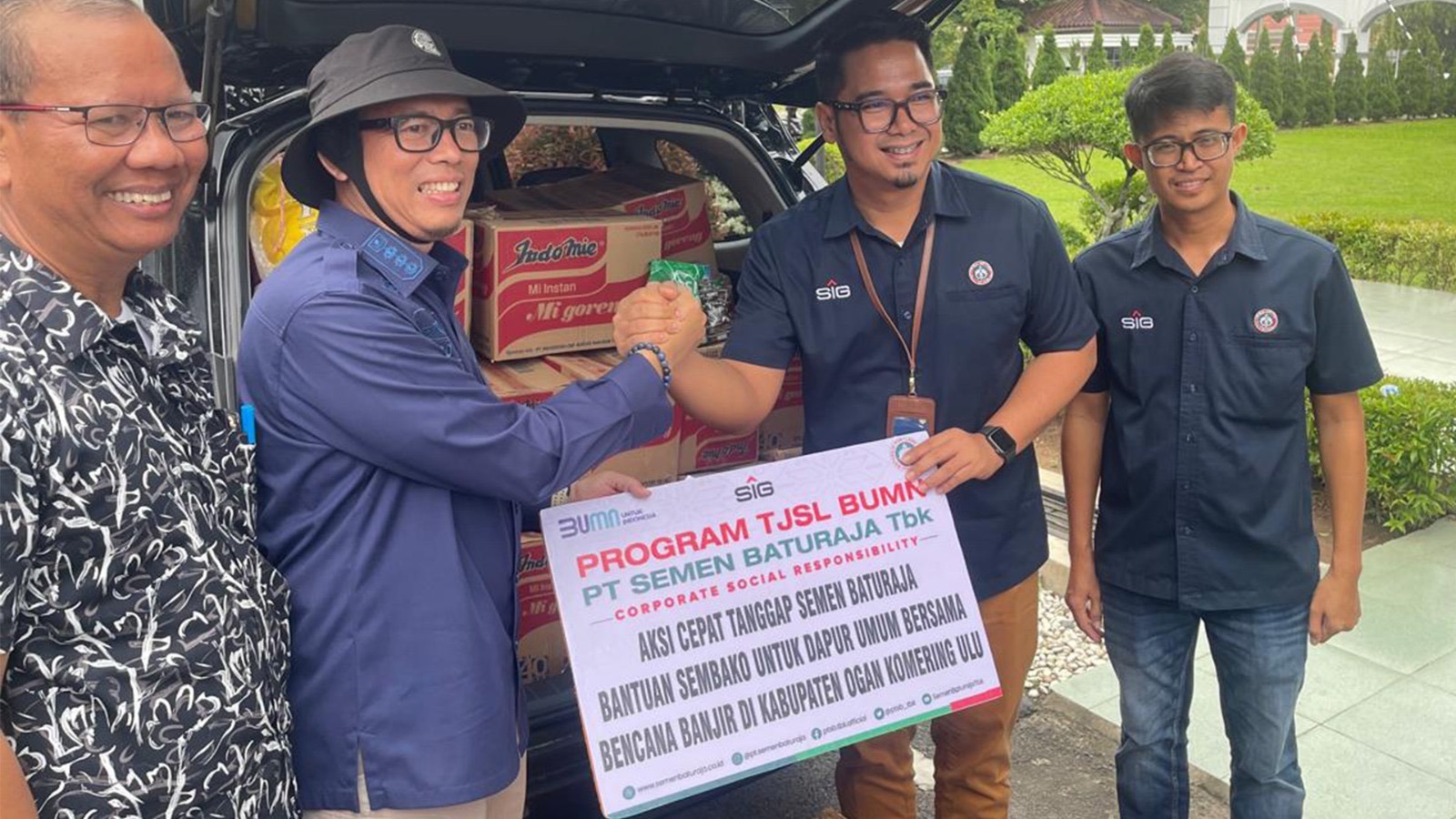 PT Semen Baturaja Salurkan Bantuan Sembako hingga Bangun 2 Dapur Umum untuk Korban Banjir di Baturaja
