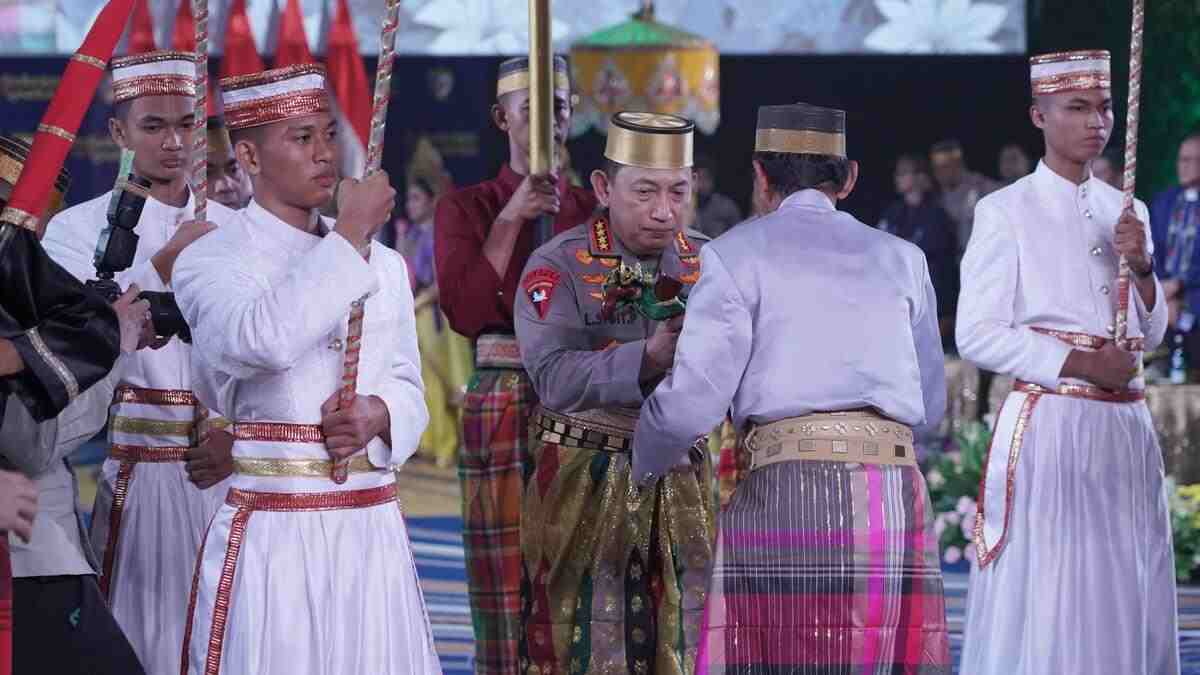 Kapolri Dapat Gelar Adat Karaeng dan Pusaka Supakala dari Dewan Adat dan Kerajaan di Sulawesi Selatan