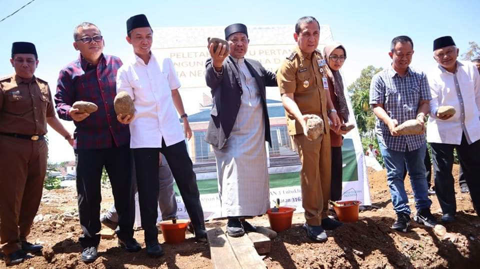 Walikota Lubuk Linggau Letakkan Batu Pertama Pembangunan Mushola Darul Ulum