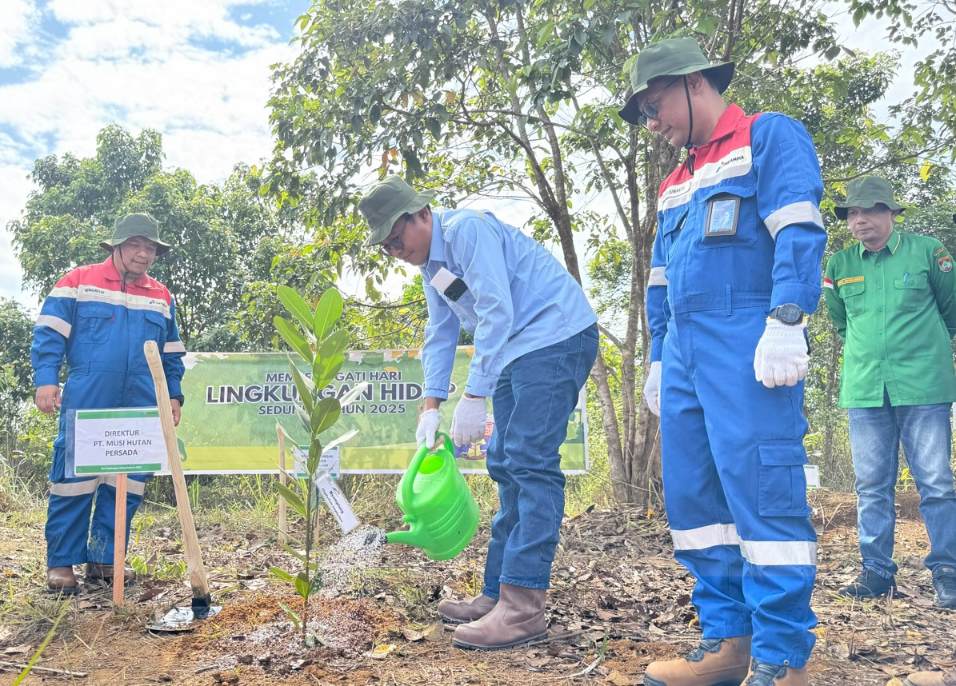 Jalankan Program CSR, Pertamina EP Pendopo Field Tanam 1.250 Pohon di Lajur Lintas Gajah