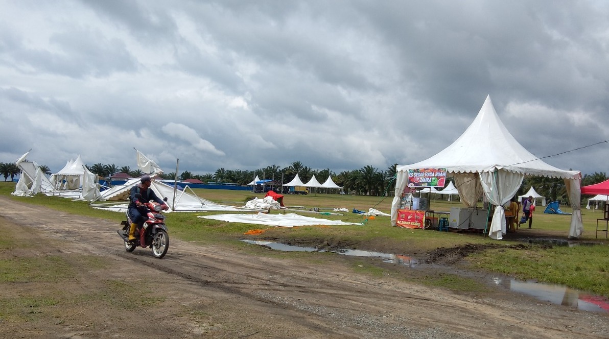 Innalilahi, Stand UMKM di Tanjung Senai Porak Poranda Disapu Angin