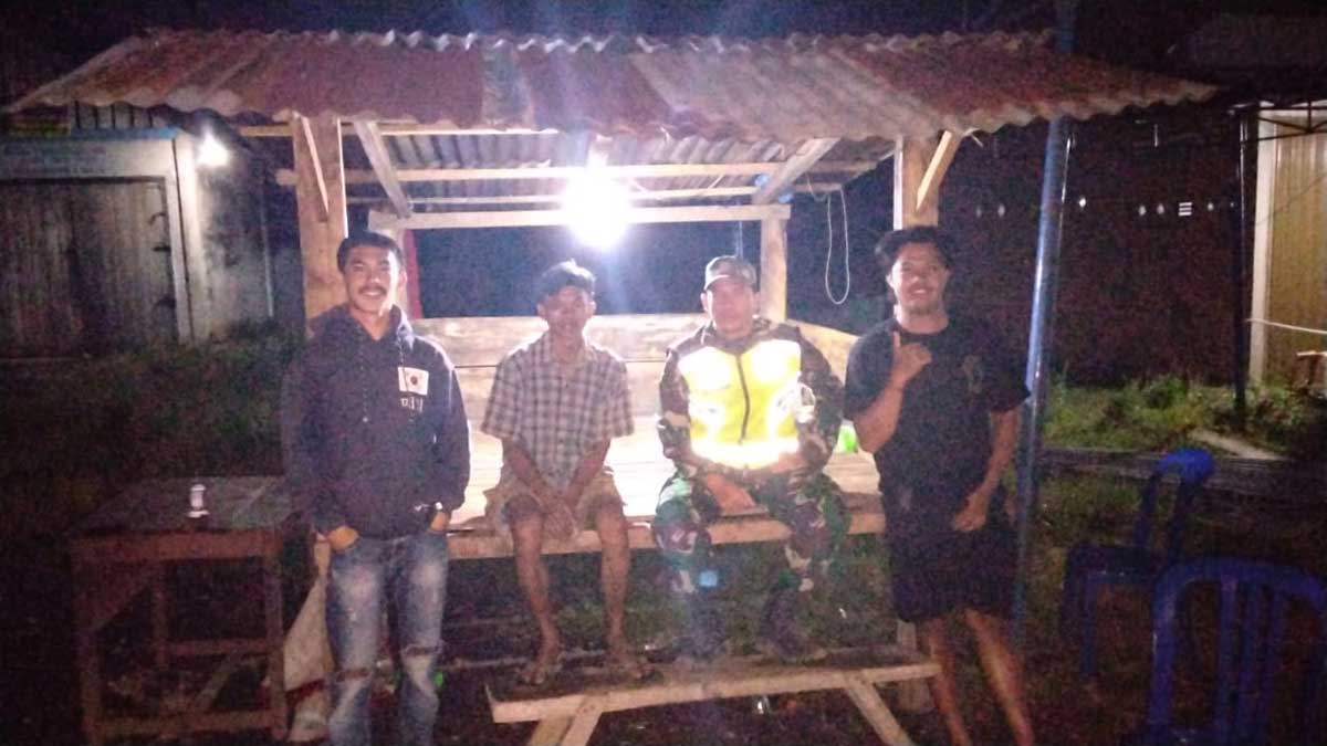 Cegah Aksi Kejahatan Malam Hari, Babinsa Muara Pinang Perketat Patroli Poskamling Bareng Warga