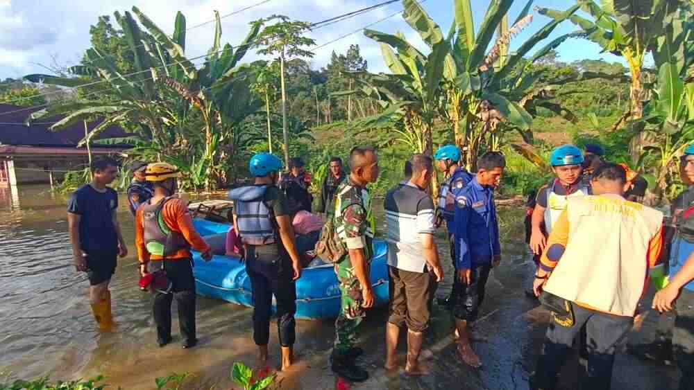 Satbrimob Polda Sumsel Terjun ke Lokasi Banjir di Lubuklinggau, Ini yang Mereka Lakukan