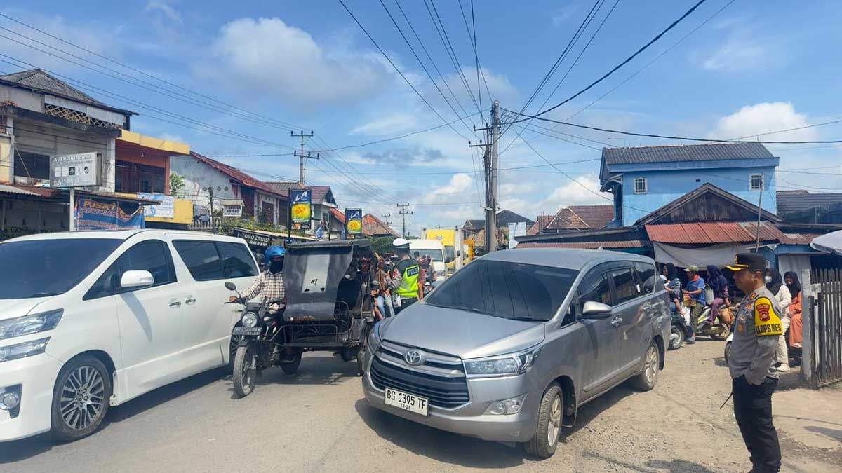 H-1 Lebaran, Kapolres Ogan Ilir Turun Gunung Urai Kemacetan di Pasar Indralaya