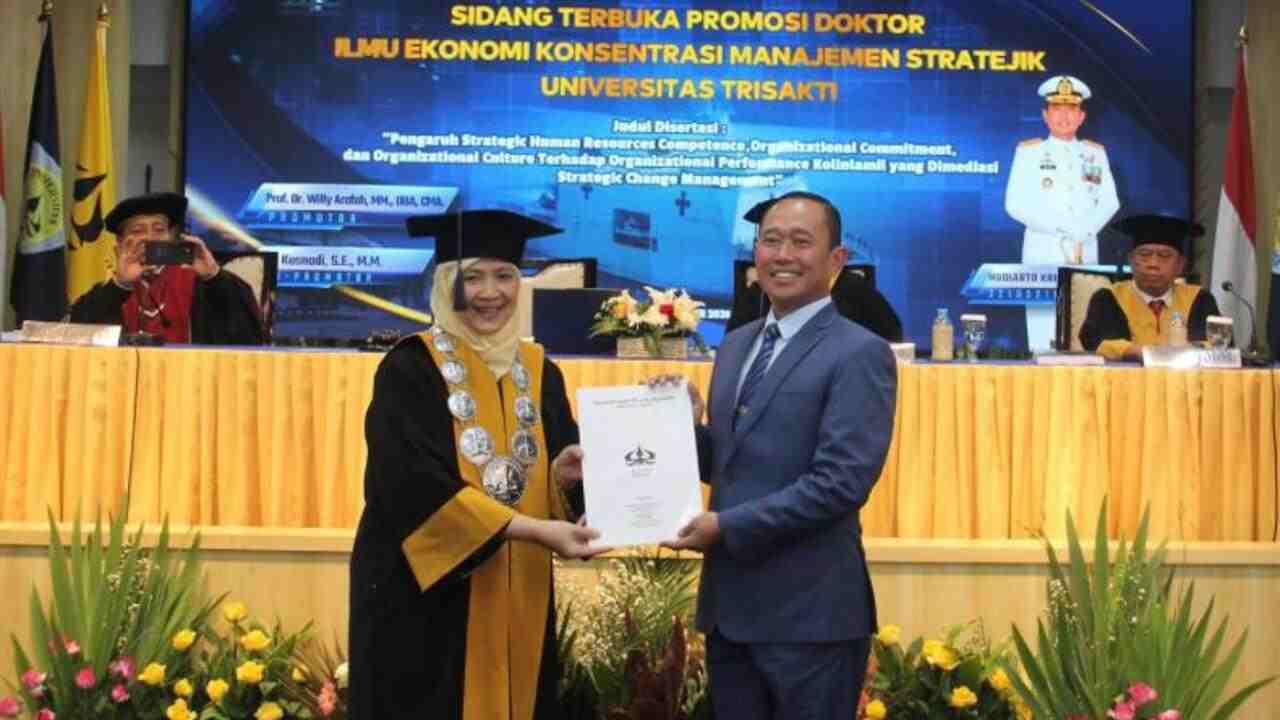 Hebat! Perwira Tinggi TNI AL Ini Raih Gelar Doktor Cumlaude dari FEB Trisakti