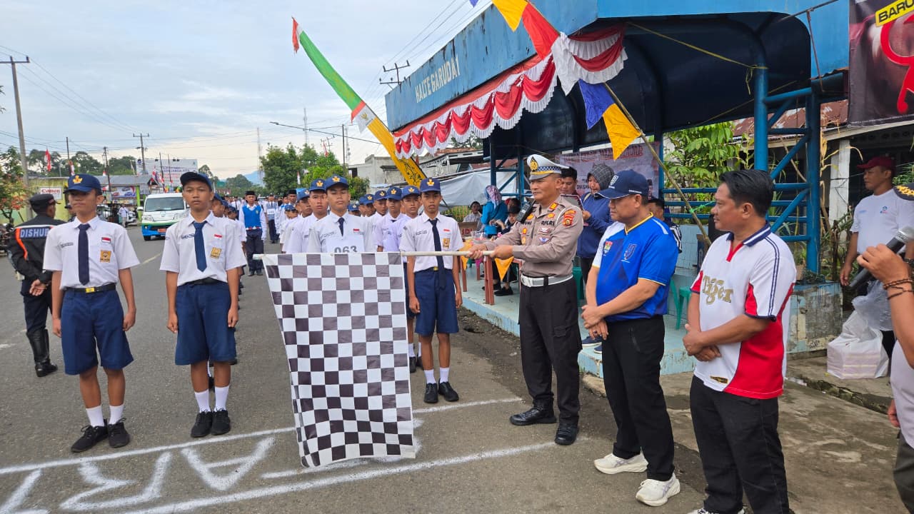 Puluhan Personel Satlantas Polres Lubuk Linggau Amankan Lomba Gerak Jalan Tingat Pelajar