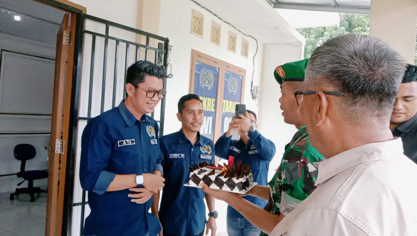 Hari Jadi PWI ke-80, Kodim 0402/OKI Beri Kejutan ke Markas PWI OKI