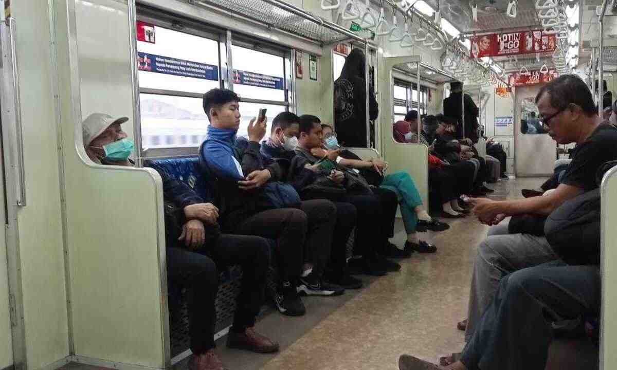 Ini 7 Kebiasaan Penumpang KRL Commuter Line Jabodetabek, Ada yang Jangan Ditiru Ya