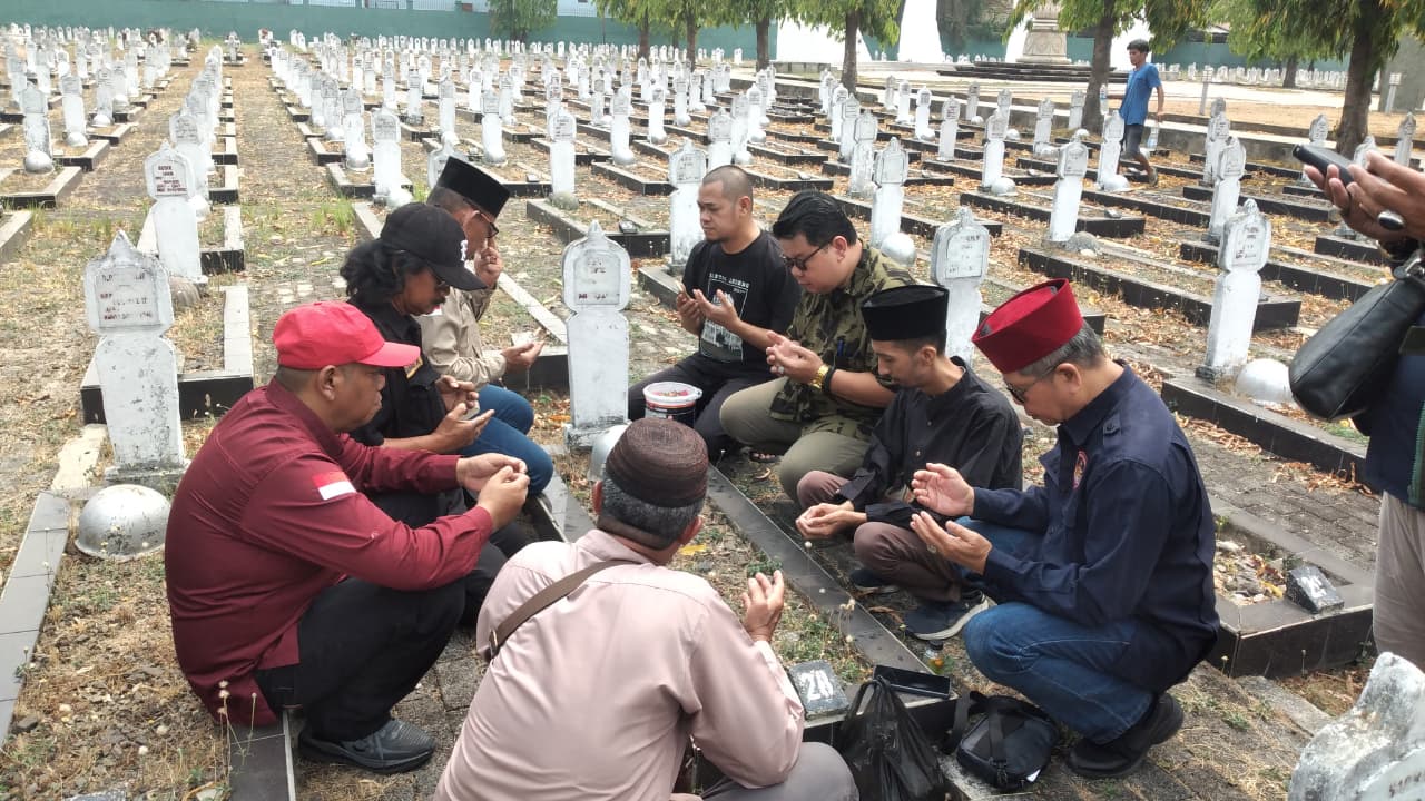 DRAMATIS! Komika Ali Alkaf Menangis Penyesalan, Ziarahi Makam Pahlawan dan Minta Maaf ke Sultan Palembang!