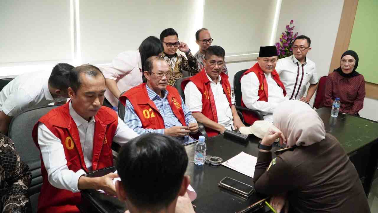 Gelar Tahap II, Penyidik Pidsus Kejati Sumsel Serahkan Alex Noerdin Cs ke JPU