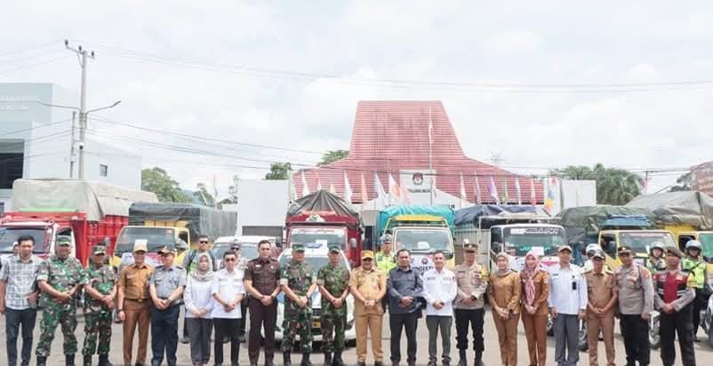 Sekda Kota Lubuklinggau H Trisko Defriyansa Lepas Logistik Pilkada ke Delapan Kecamatan