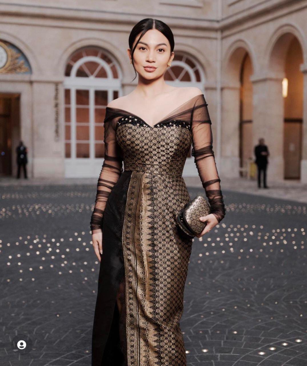 Ariel Tatum Tampil Anggun dan Memesona di Paris Fashion Week