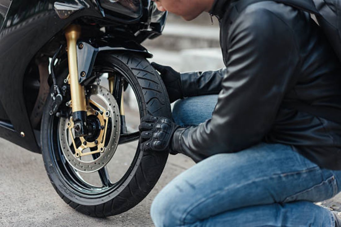 SERING DILAKUKAN! Ini Bahaya Pasang Ban Motor Depan dan Belakang dengan Ukuran Sama