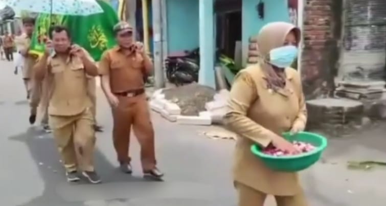 Viral, Perangkat Desa Angkat Keranda Jenazah, Semasa Hidup Tak Pernah Melayat Tetangga Meninggal