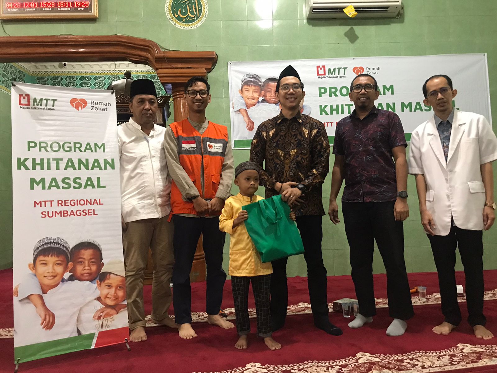 Salurkan Donasi Karyawan, Majelis Telkomsel Takwa Gelar Khitan Gratis bagi Anak Bangsa