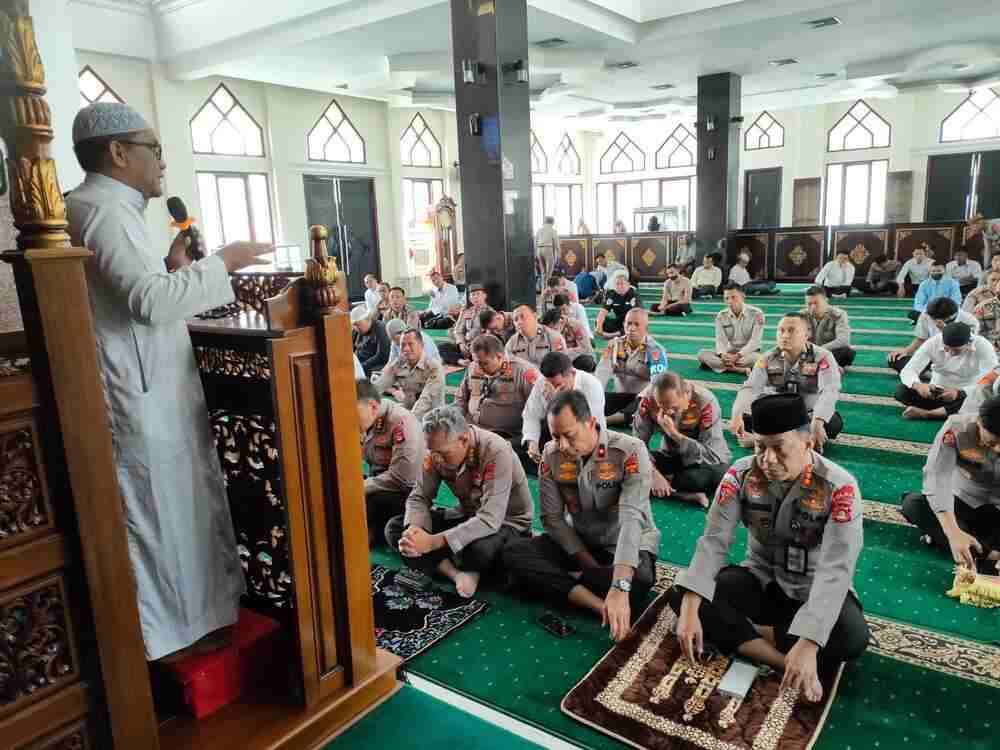 Salat Dzukur Bersama, Wakapolda Sumsel Ikuti Ceramah di Masjid Assaadah