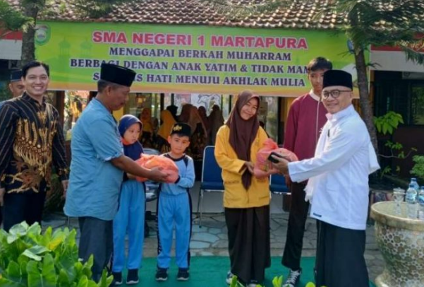 Keluarga SMA Negeri 1 Martapura Berbagi Sembako Kepada Siswa Kurang Mampu 