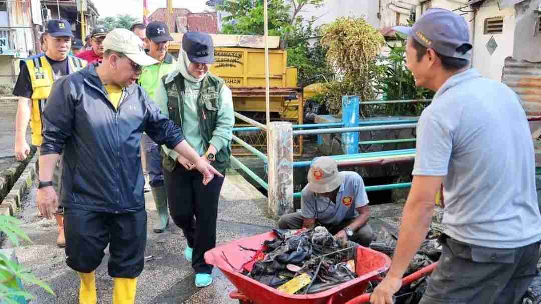 Program Jumat Bersih Terus Digalakkan, Pj Walikota Palembang Ajak Masyarakat Peduli Aliran Anak Sungai Musi