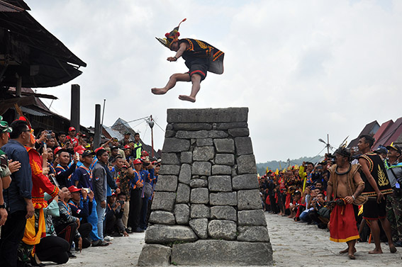 Sulit Ditaklukkan Belanda, Suku Ini Memiliki Budaya dan Tradisi Unik di Indonesia