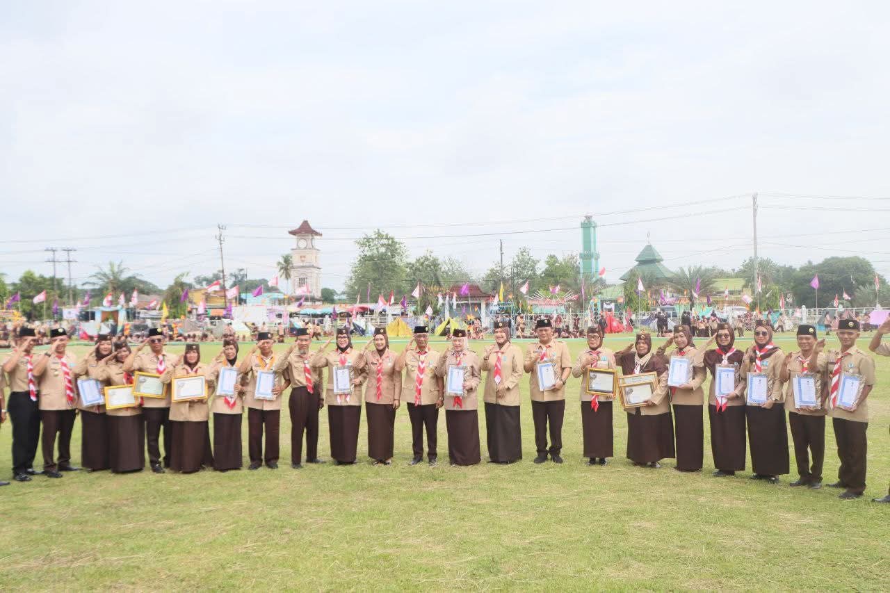 Sejumlah Tokoh Terima Lencana Pancawarsa Pada Apel Besar HUT Pramuka ke-64