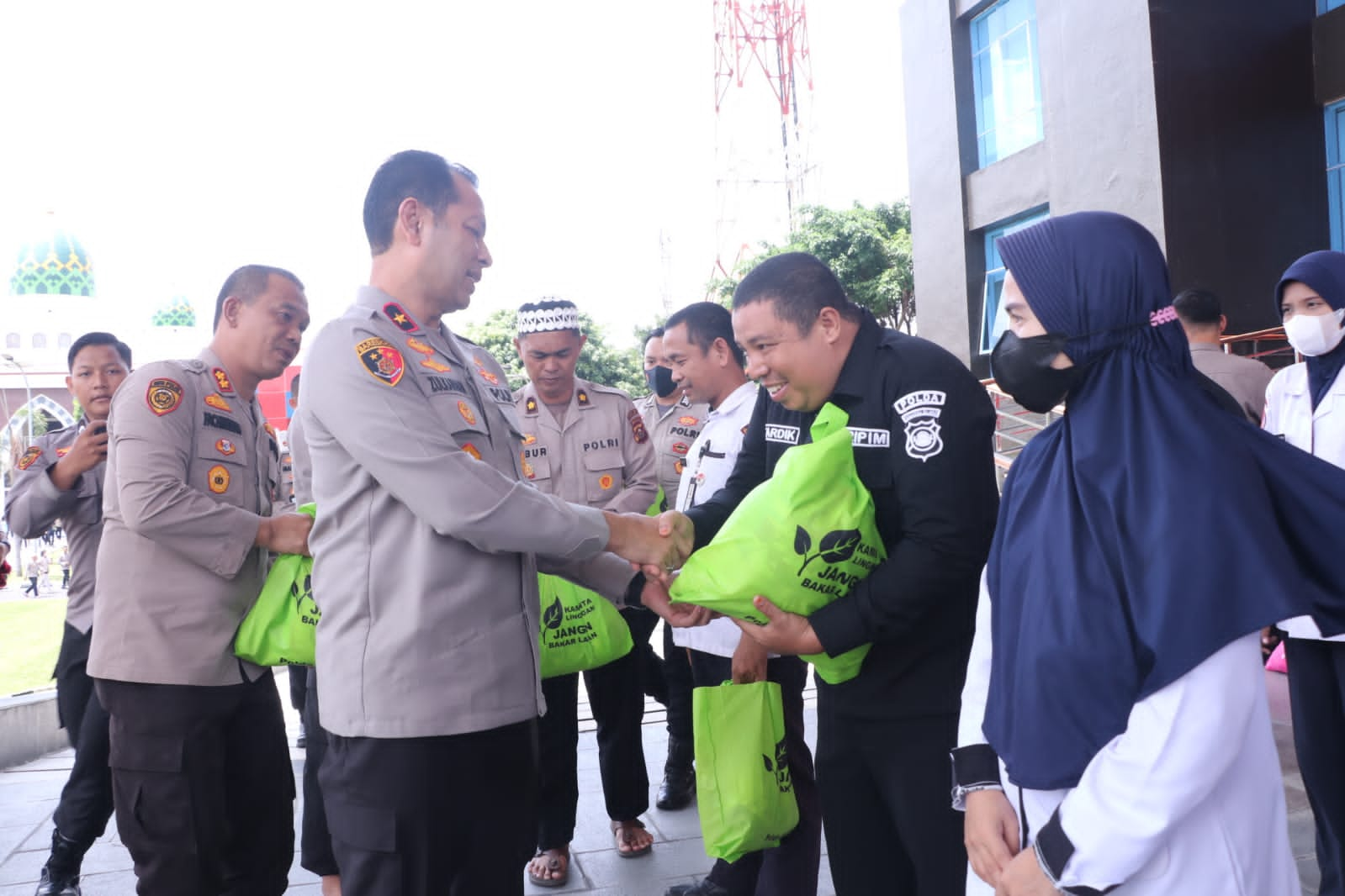 Jumat Barokah, Polda Sumsel Bagikan Bantuan 201 Paket Sembako ke Tenaga PHL  