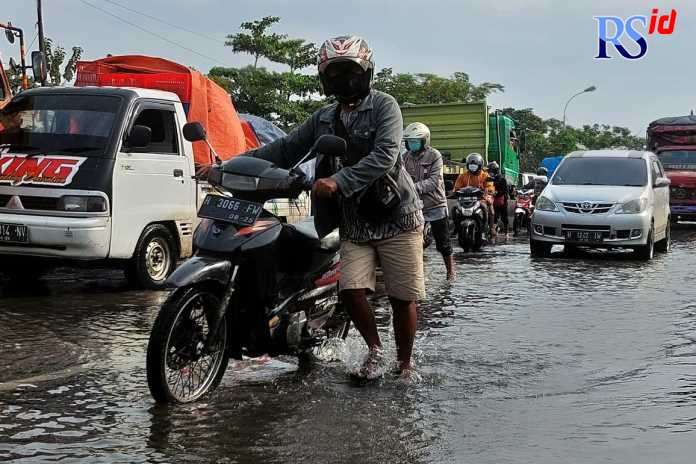 Semarang Dikepung Banjir Rob