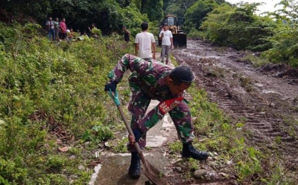 Babinsa dan Warga Buat TPS dan Jalan Tepian Sungai