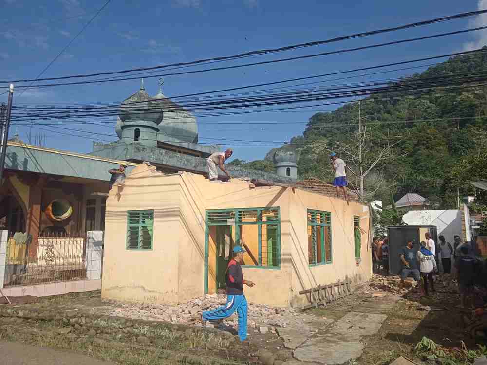 Jemaah Masjid Hidayatullah Gotong Royong Sejahterakan Tempat Ibadah