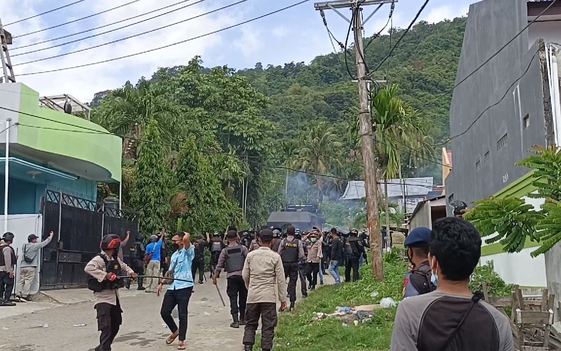 Hujan Batu dan Gas Air Mata Warnai Demo di Jayapura
