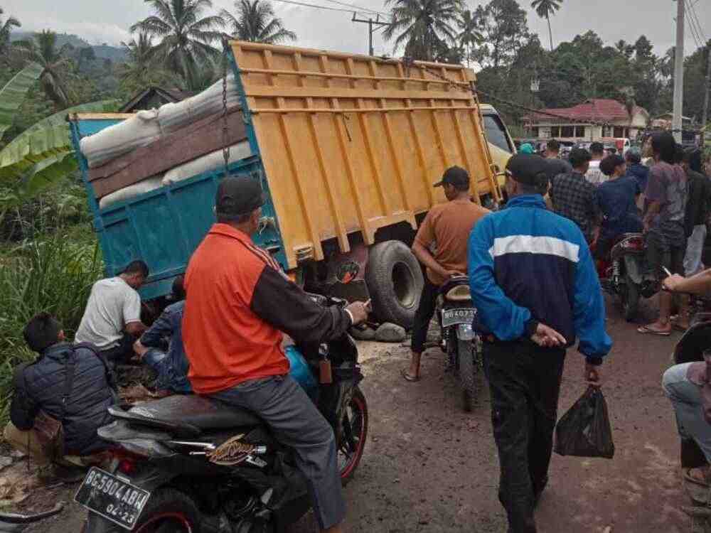 Truk Terperosok di Jalan Amblas, Picu Kemacetan Panjang