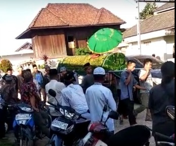 Ribuan Pelayat Iringi Pemakaman Mang Rusli yang Wafat Saat Mengumandangkan Azan Isya